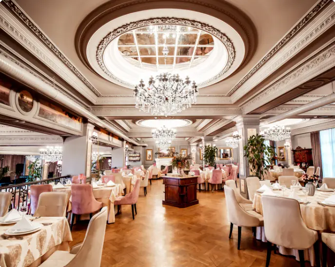 Salle principale du restaurant Le Jardin d'Émile, ambiance végétale Lyon Croix-Rousse